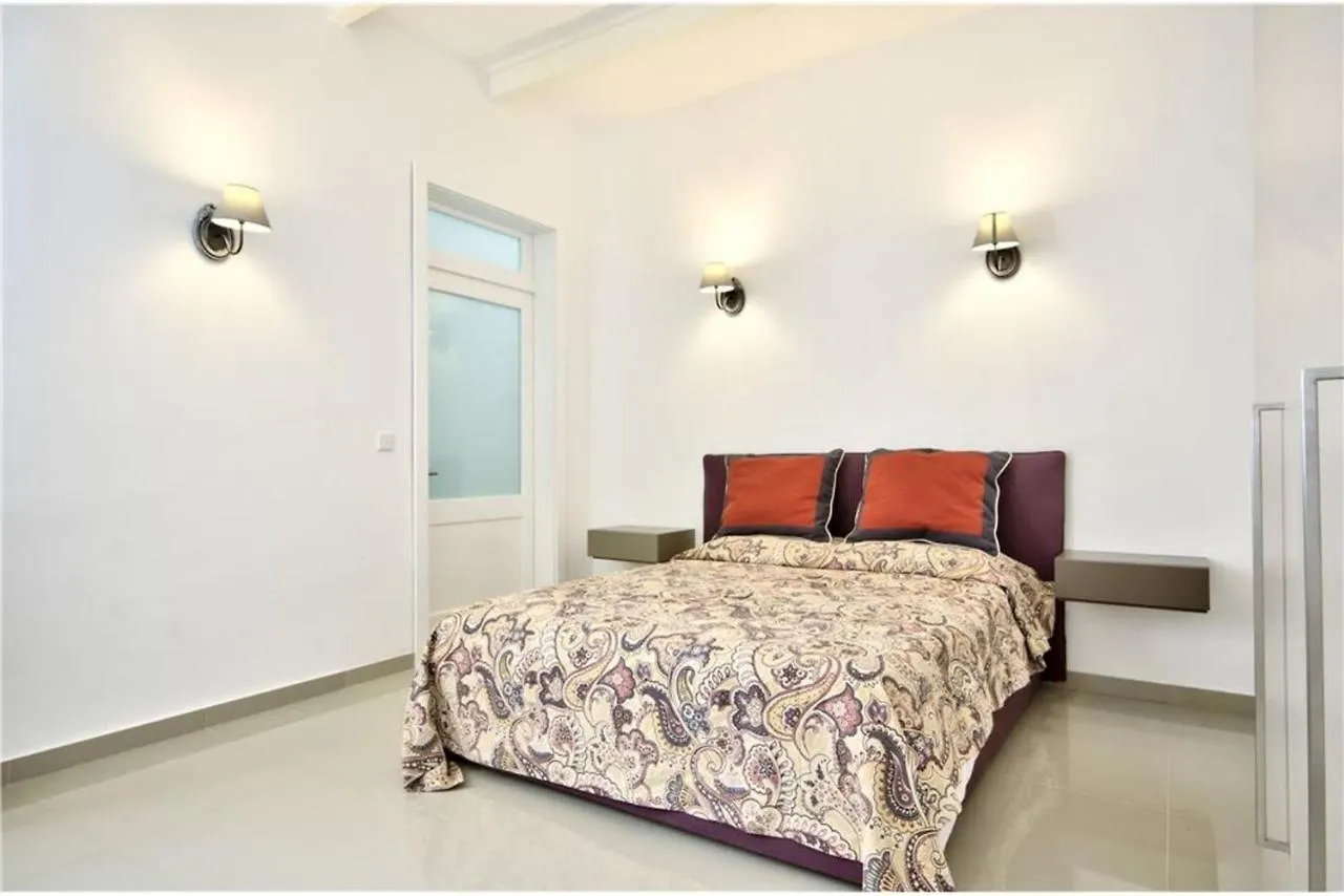 Four Bedroom Typical Maltese Townhouse - One Minute Away From The Seafront Sliema