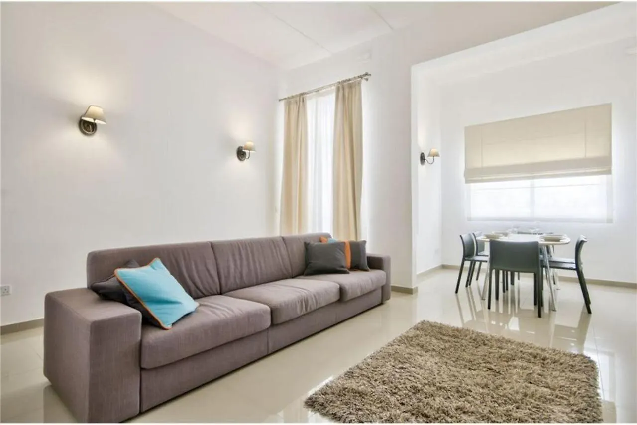 Four Bedroom Typical Maltese Townhouse - One Minute Away From The Seafront Sliema Holiday home